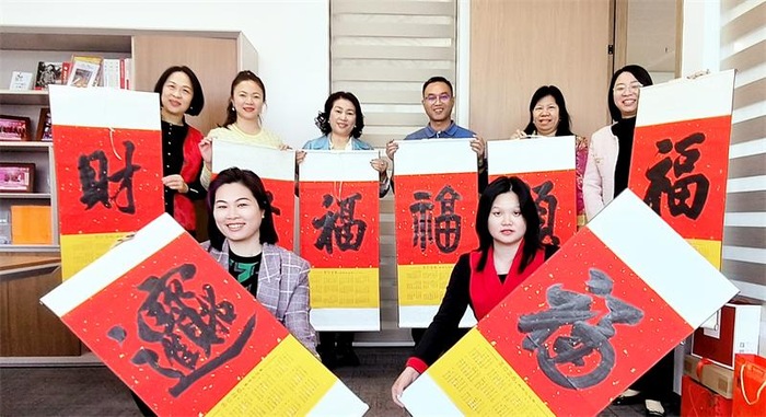 【商会动态】开展“五福春联多喜乐 邑商挥毫迎新春”活动